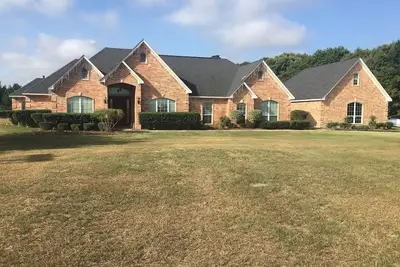 Image de Une belle maison personnalisée de 5 chambres située à 5 miles du centre-ville de Tyler, Tx.