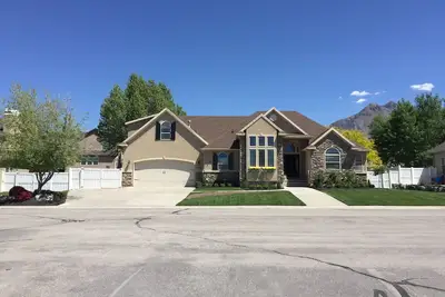 Image de Le HAPPIest des maisons! (Options au sous-sol ou sous-sol séparé)
