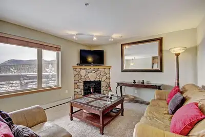 Image de 522 condo de ski confortable et abordable avec vue imprenable sur la montagne. Jacuzzi.