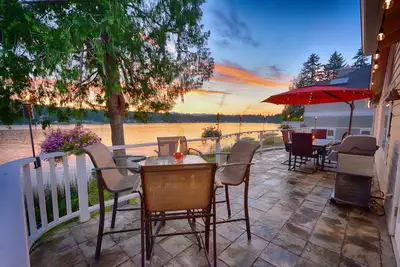 Image de Nouvelle maison au bord du lac 4 chambres 3 salles de bain complètes peut accueillir 10 bains à remous et kayaks
