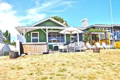 Image de 50 feet of exclusive unobstructed waterfront at South Beach, adorable cottage.