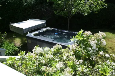 Image de Calme, confortable, chalet romantique seulement 3 minutes du village de Mendocino!