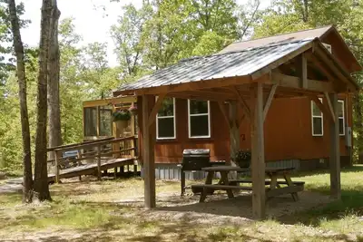 Image de Bienvenue dans notre chalet confortable et privé des montagnes d'Ozark.