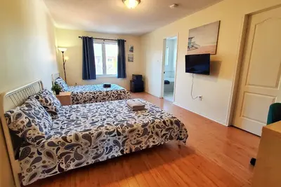 Image de Chambre des maîtres avec salle de bain et parking à YorkU. Marchez jusqu'au métro stn.