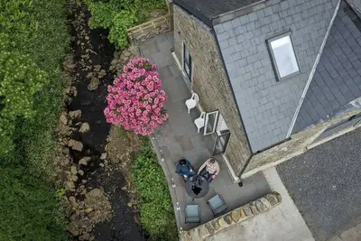 Image de Cottage contemporain moderne avec terrasse au bord de la rivière et connexion Wi-Fi gratuite