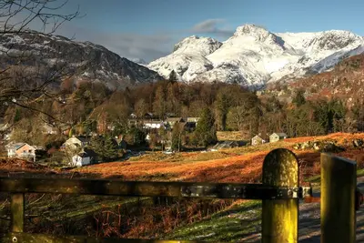 Image de Langdale Valley, chien, chalet en pierre avec un intérieur moderne et contemporain