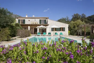 Image de Superbe villa de style rustique paisible avec de belles vues sur le jardin et la montagne