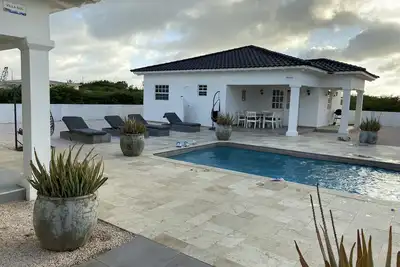 villa de luxe entièrement équipée avec WiFi haut débit, à une courte distance de la mer