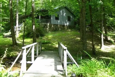 Image de Ma petite maison bleue une cabane isolée sur un ruisseau Babbling