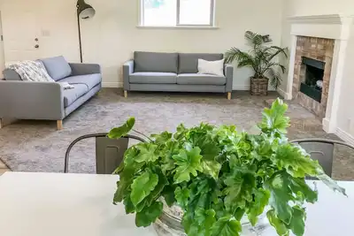 Image de Aspen House * Nouvellement affiné * Au coeur d'Orem / Provo