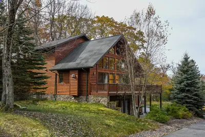 Image de Charmante maison en bois rond à 5 minutes de Dcl State Park!