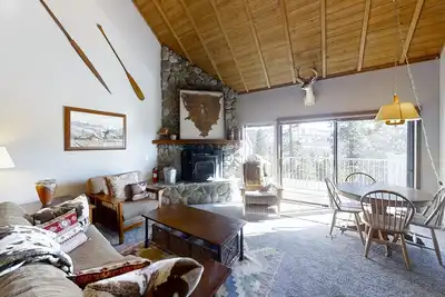 Image de Nouvelle Liste! Lakeview et condo contemporain avec une vue imprenable depuis le porche!