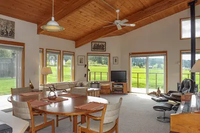 Image de Seaview condo w / deck & grassy grass - à pied des sentiers, des restaurants et plus!