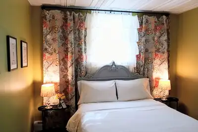 Image de Taylor's Pharmacy Guesthouse - Votre maison loin de la maison dans le sud de la Nouvelle-Angleterre.