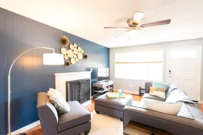 Image de Appartement 2br confortable et lumineux avec cour clôturée près de Washington Square