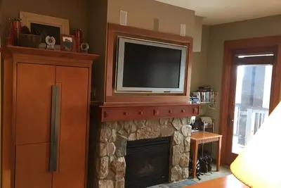 Image de Village à Squaw Valley, 2 Br + Den, 2 salles de bain - Marchez jusqu'à Wonderlust