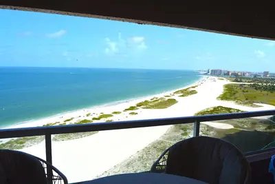 Image de Condo luxueux récemment rénové et meublé en bord de mer