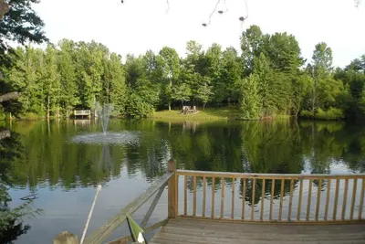 Image de Ce charmant chalet confortable dispose d'un bain à remous privé, d'une terrasse pour la pêche.