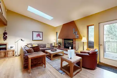 Image de Townhome confortable w / pont et foyer au gaz - sur la navette gratuite