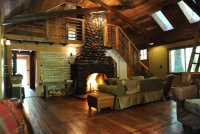 Image de Restauré Cabin Streamside Romantique, bain à remous, une connexion Wi-Fi