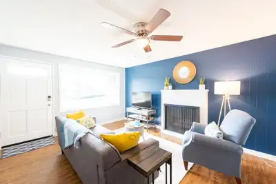 Image de Lumineux * Privé * Élégant 2br plat avec cour clôturée près de Washington Square