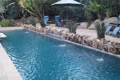 Image de Pool Side Cozy Cabin Retreat Aperçu de l'annonce