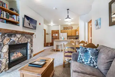 Image de 4 minutes à pied des pistes / Great Mountain & River Views / New Listing! Sur la route de la navette, 1 mile à manger