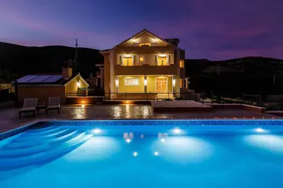 Image de Villa Kosta Villa nouvellement construite avec une grande piscine avec une vue imprenable sur la mer