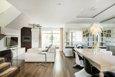 Maison de ville de 5 chambres avec piscine commune à proximité de la plage et de Puerto Banus