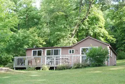 Image de Cabine 3 Br entourée de pins sur le lac de pêche / baignade