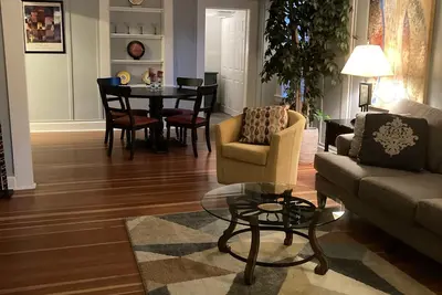 Image de Charme du centre-ville historique avec confort moderne