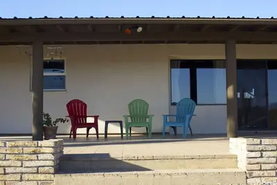 Image de Big Ol 'Ranch House avec piscine et grange