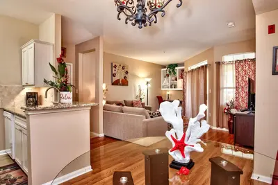 Image de Avalon - Vue Piscine Dans Un Condo Moderne - Sentez-vous chez vous et profitez de votre séjour