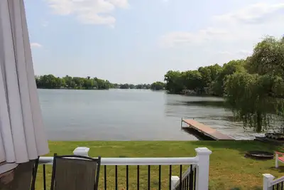 Image de Quaint Cedar Shake Cottage. Une vue imprenable sur Maple Lake.