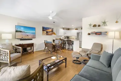 Image de Remodel élégant, sans tapis, par la plage, Ac, WiFi, 2 salles de bains, jardin zen