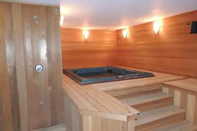 Image de Mt. Snow Paradise - Jacuzzi intérieur et sauna - à quelques minutes de la montagne - 10-12 personnes