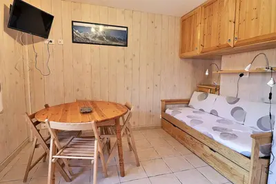 Image de Studio divisible fonctionnel, skis aux pieds, animaux acceptés