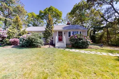 Image de Cap confortable avec douche extérieure et terrasse - à quelques minutes de la plage!