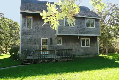 Image de Location de vacances aérée et calme, piscine, tennis, Ferry Tix sur Mv