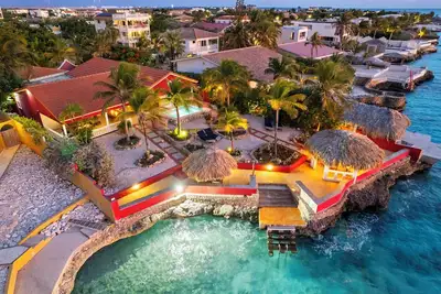 Exceptionnelle villa en bord de mer avec accès privé direct à la mer des Caraïbes