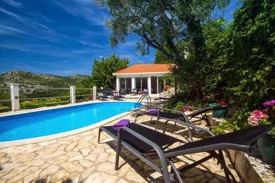 Image de Villa Green Paradise avec piscine chauffée, terrain de football / tennis, salle de gym avec sauna