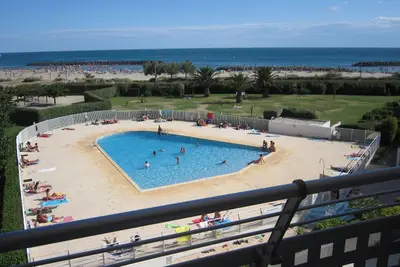 Image de 1ère ligne avec piscine, sur la plage, vue sur mer et Fort de Brescou