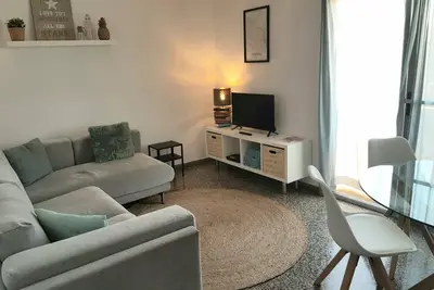 Bel appartement lumineux, 550mtr de la plage et Wifi gratuit