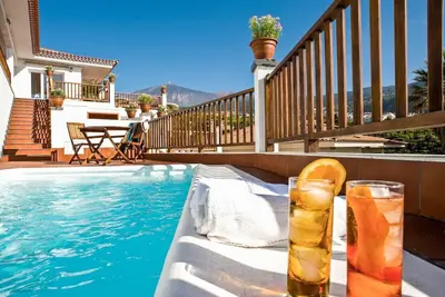 Image de Piscine privée chauffée, vue sur la mer et le Teide, wifi, concierge à Villa [apt H]