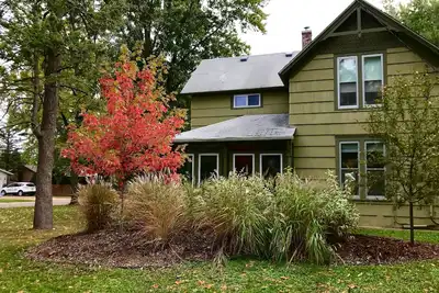 Image de Artful & Inviting demeure historique de 1880, promenade au centre-ville, pas besoin de voiture!