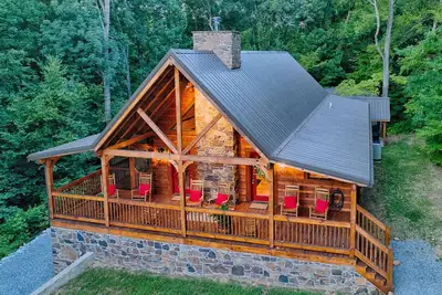 Image de Maison neuve en bois rond, belle maison avec cale de bateau