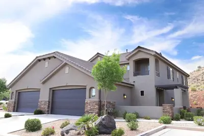 Image de 5 chambres à coucher, 3 1/2 salles de bain -Luxury Townhome in Beautiful Colorland