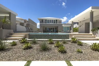 Image de Superbe et spacieuse piscine en bord de mer près de Rio Mar Resort! Voir la vidéo!