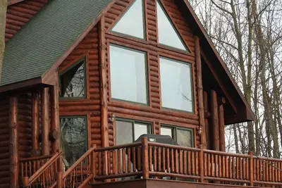 Image de Golden Dunes Luxury Log Home avec vue sur le lac Michigan