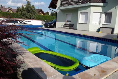 Image de Maison de vacances avec une piscine extérieure sur le rivage